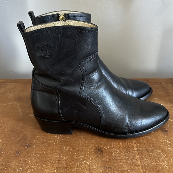 DESIGNER▪️CHANEL LOGO BOOTIE - Picture 5 of 14
